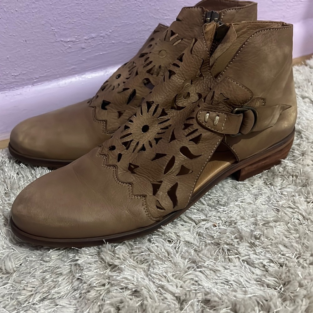 Women’s booties size 7